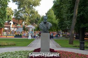 Памятник Виктору Гюго