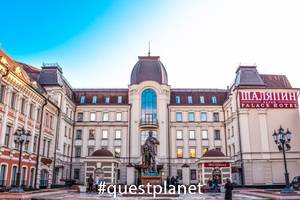 Гостиница «Шаляпин» и памятник Федору Шаляпину