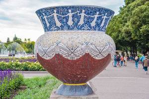 Мозаичные вазоны на Фонтанной площади