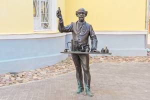 Старая аптека и памятник аптекарю