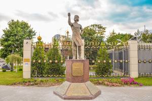 Памятник Левше